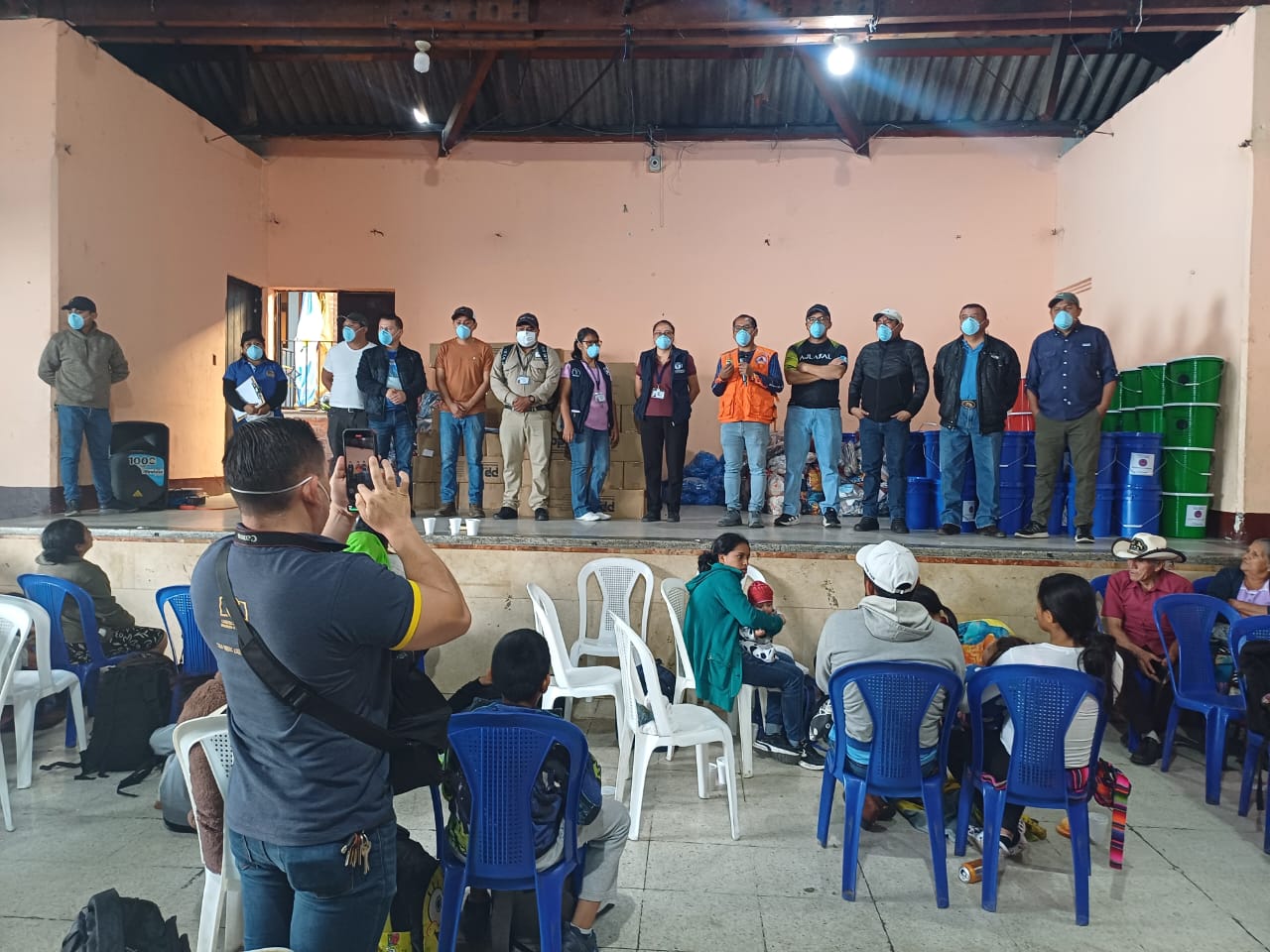 Salud atiende a albergados en San Juan Alotenango por actividad del volcán de Fuego