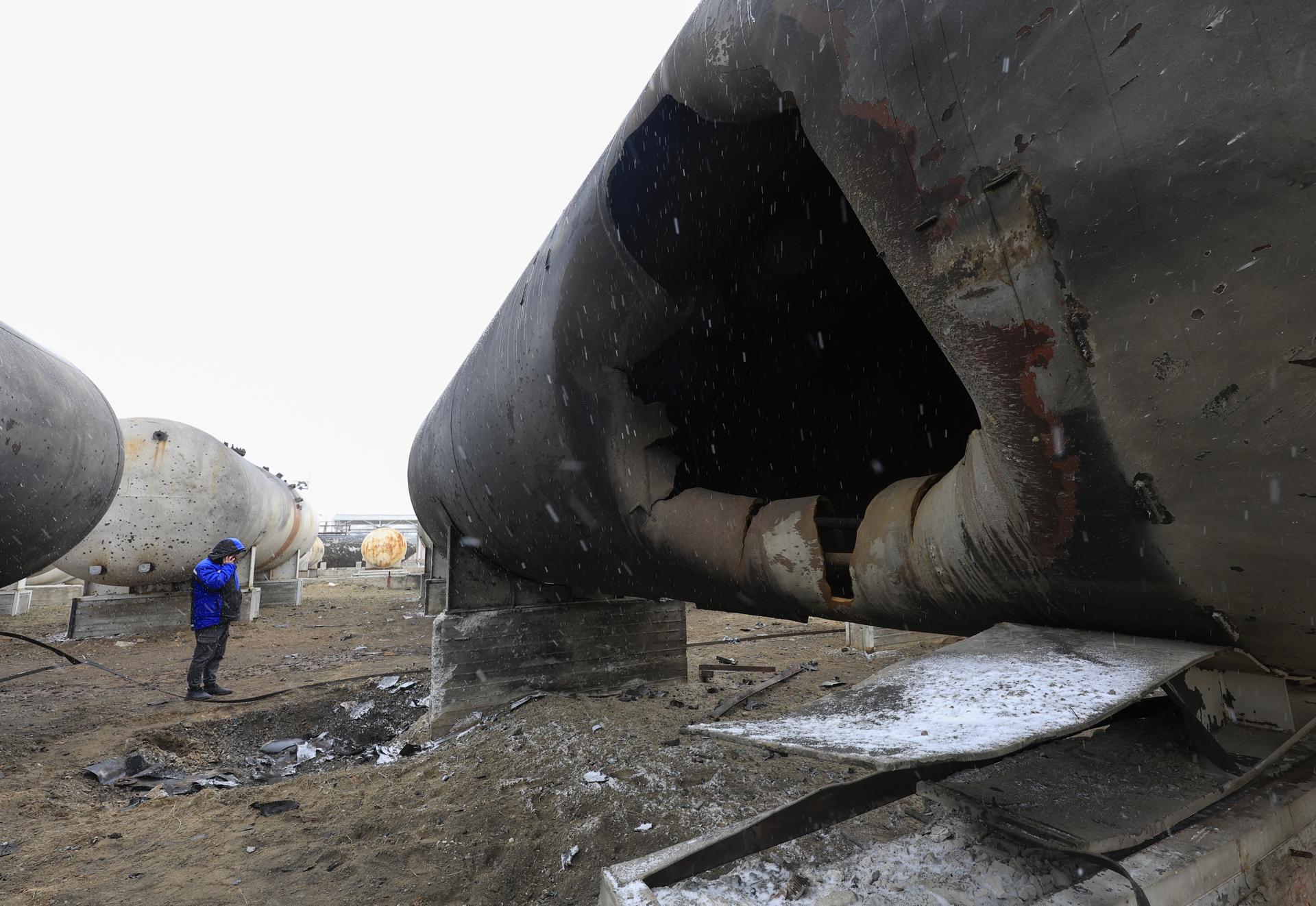 Zelenski analizará las condiciones de una posible tregua tras llamada entre Trump y Putin. / Foto: Refinería de petróleo atacada en Ucrania (EFE).