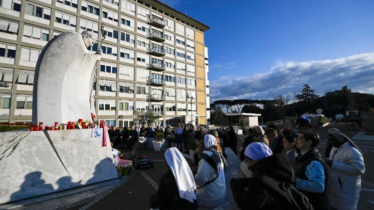 Personas particulares y religiosas acuden todos los días a orar por la salud del papa Francisco en las afueras del Hospital Policlínico Gemelli, en Roma.