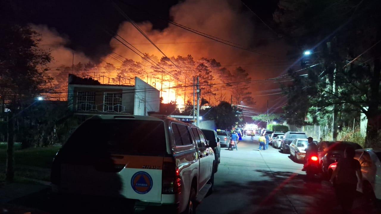 Conred inicia evacuación de personas por incendio en San Miguel Petapa