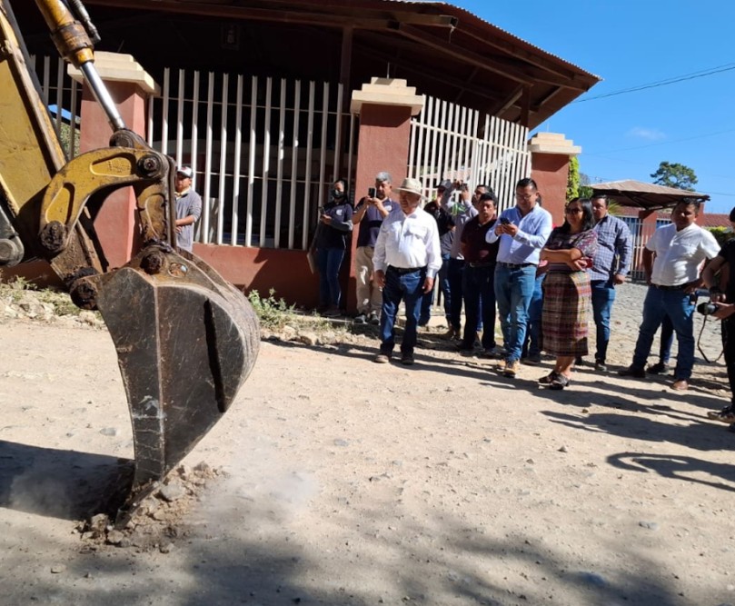 Inicia la construcción de una nueva vía en San Martín Jilotepeque