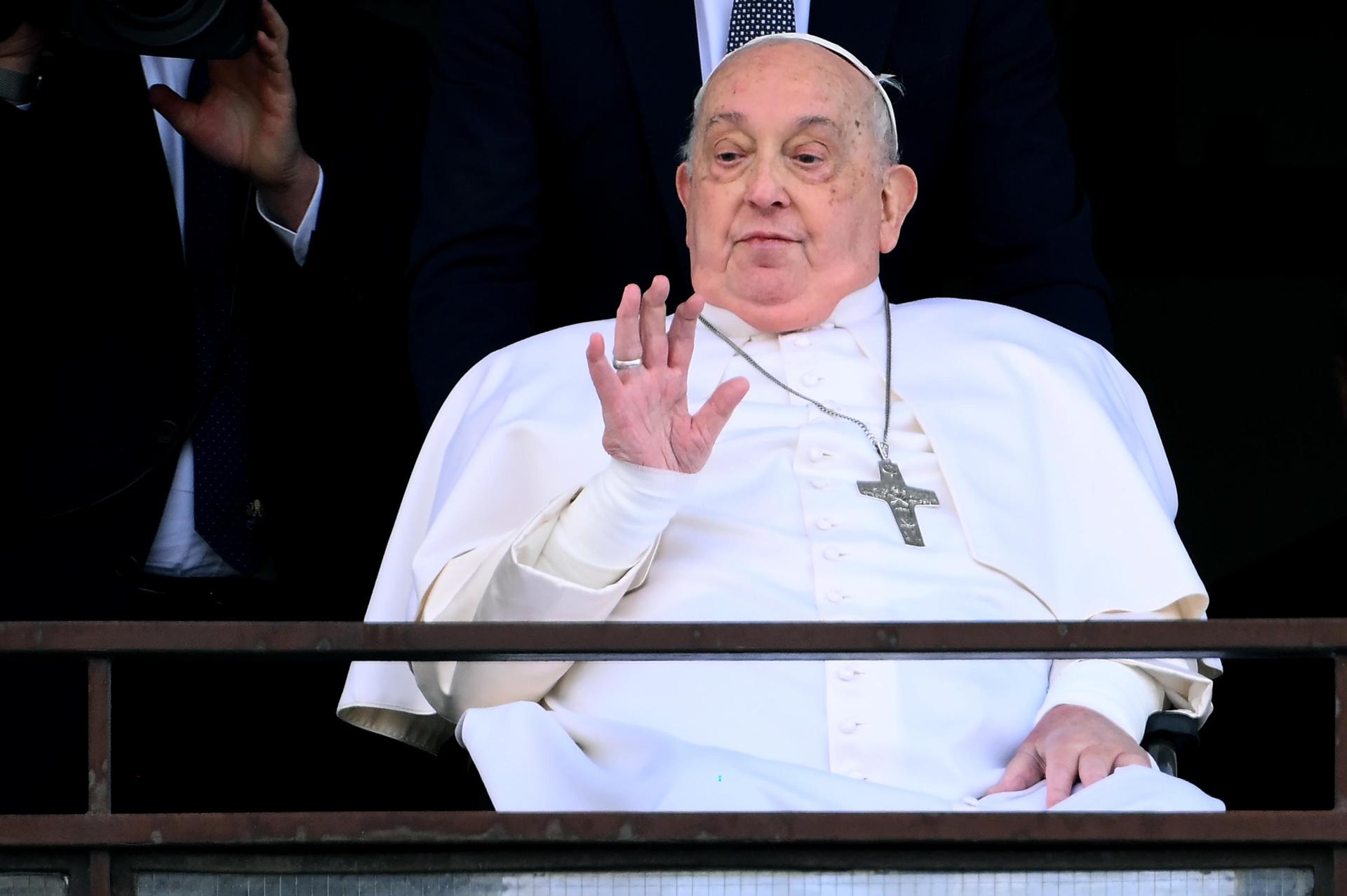 Papa Francisco sale del hospital y hace un inesperado recorrido por Roma