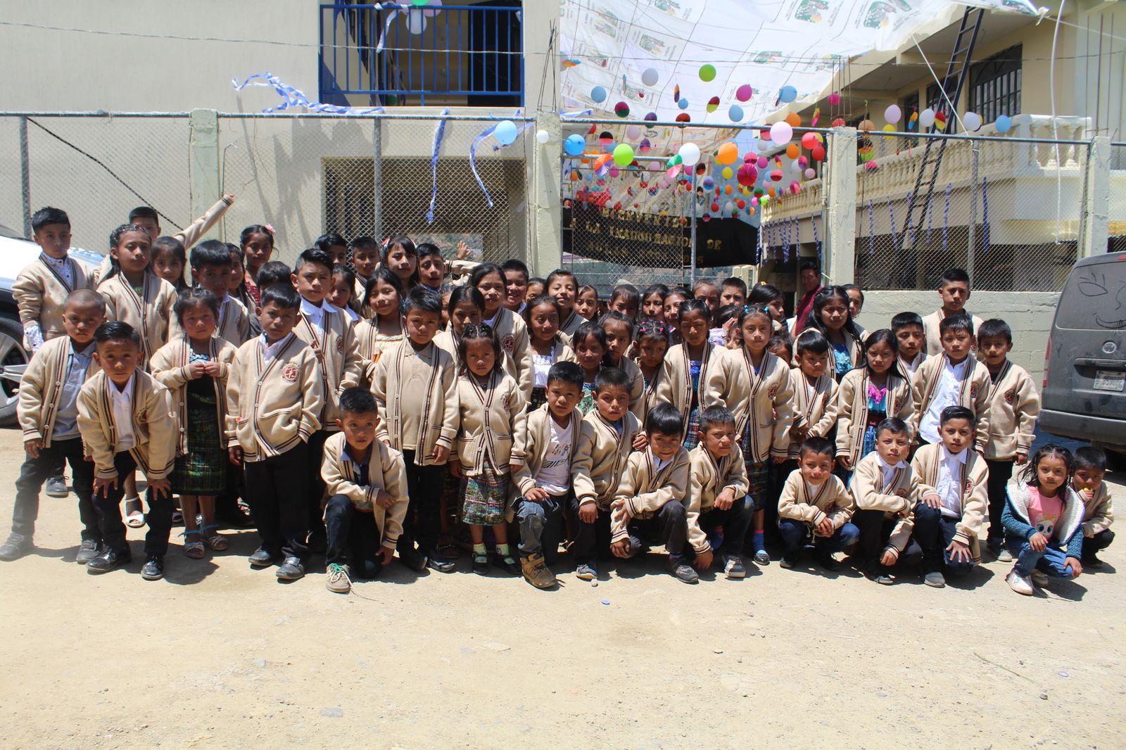 Niños cuentan con aulas equipadas con tecnología en Santa María Chiquimula