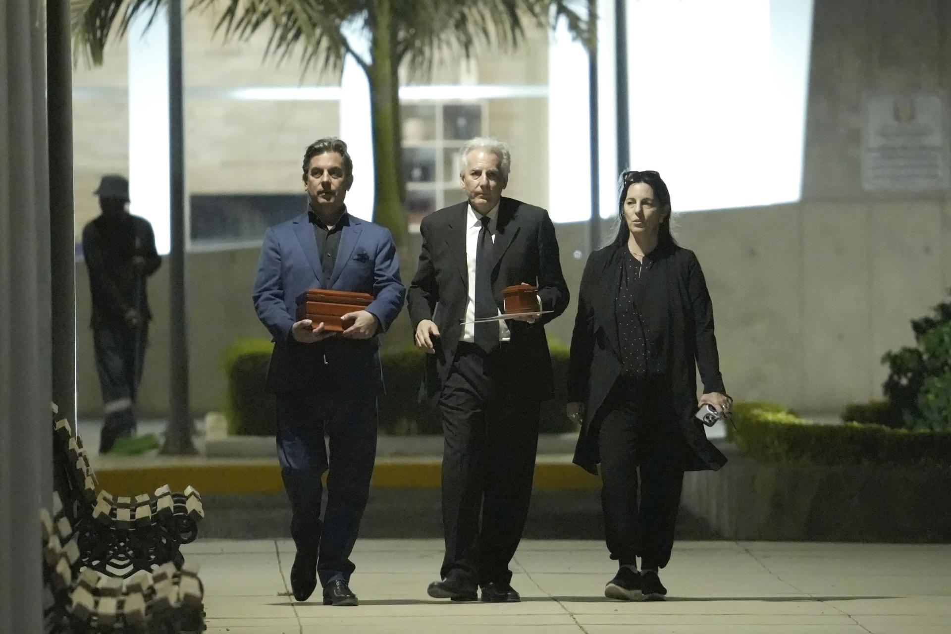 Los tres hijos de Mario Vargas Llosa llevando las cenizas de su padre. / Foto: EFE.