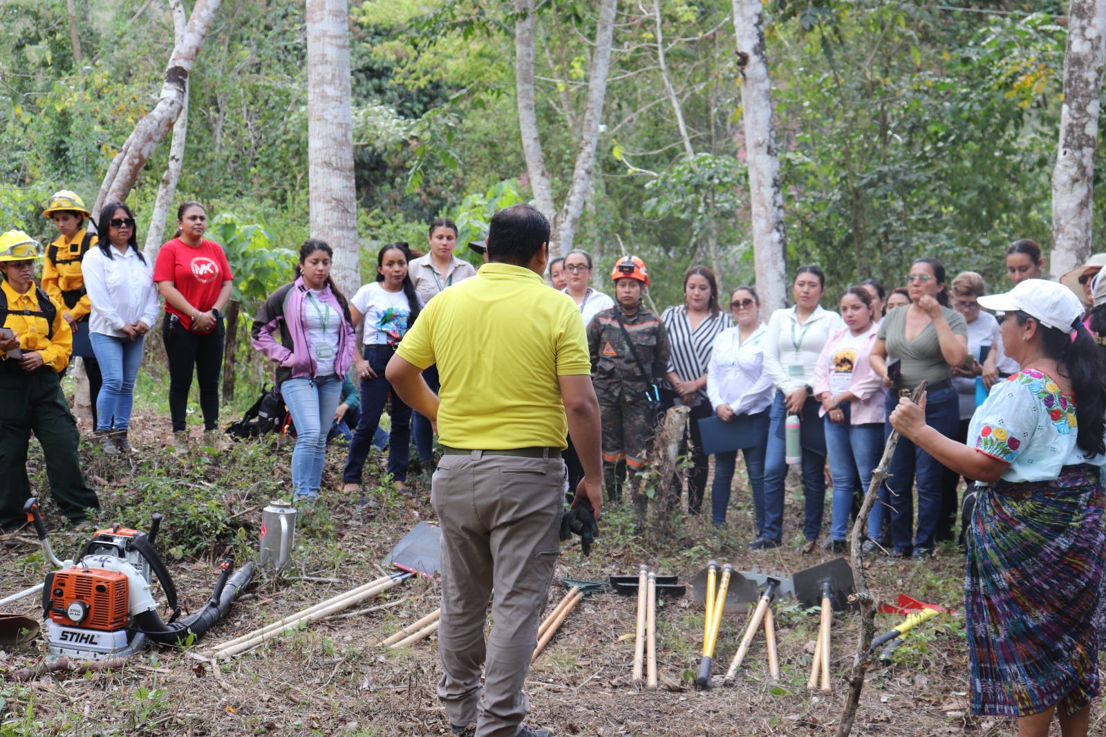 Mujeres participan en taller sobre técnicas para el control de incendios forestales en Petén