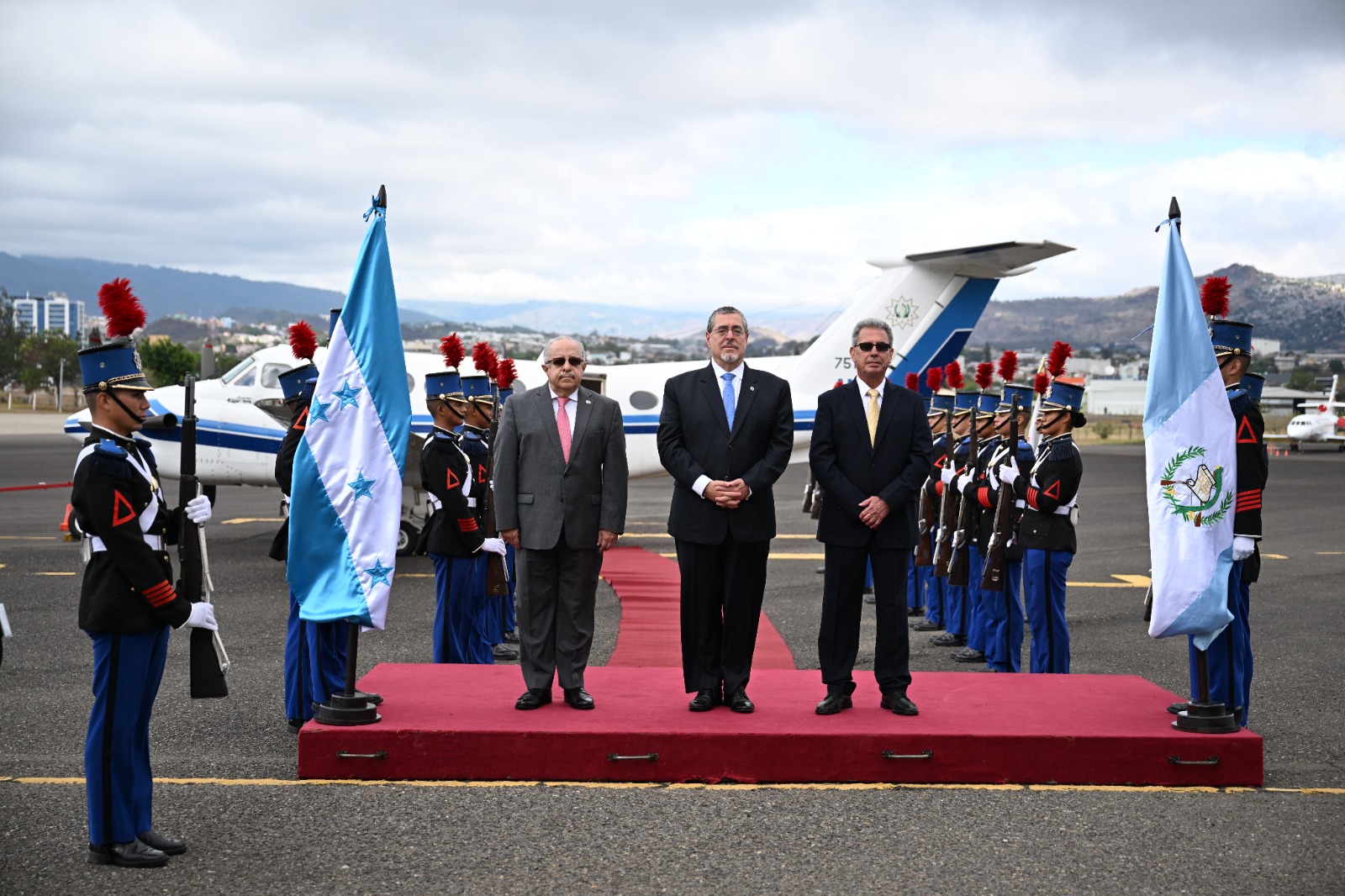 Presidente Bernardo Arévalo arriba a Honduras para participar en la Cumbre de Celac