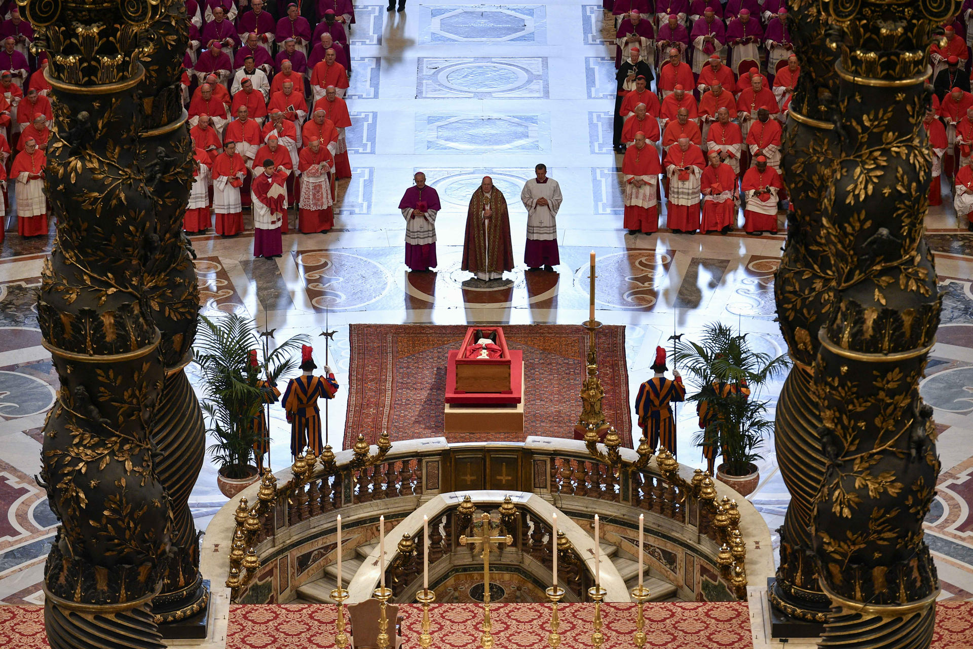 El féretro abierto del papa Francisco, en la basílica de San Pedro ante el Altar de la Confesión. / Foto: EFE.