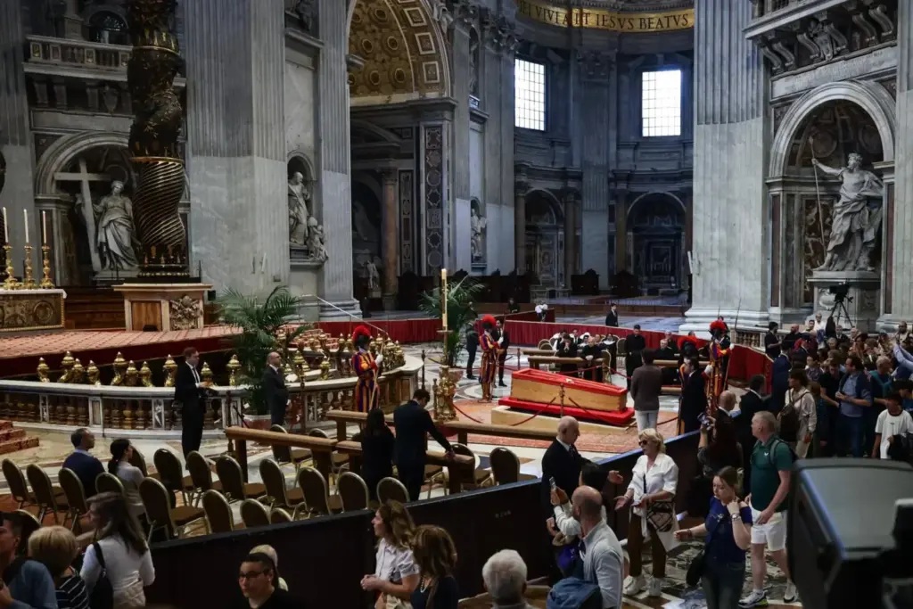 Más de 90 mil personas han pasado a despedir al papa Francisco