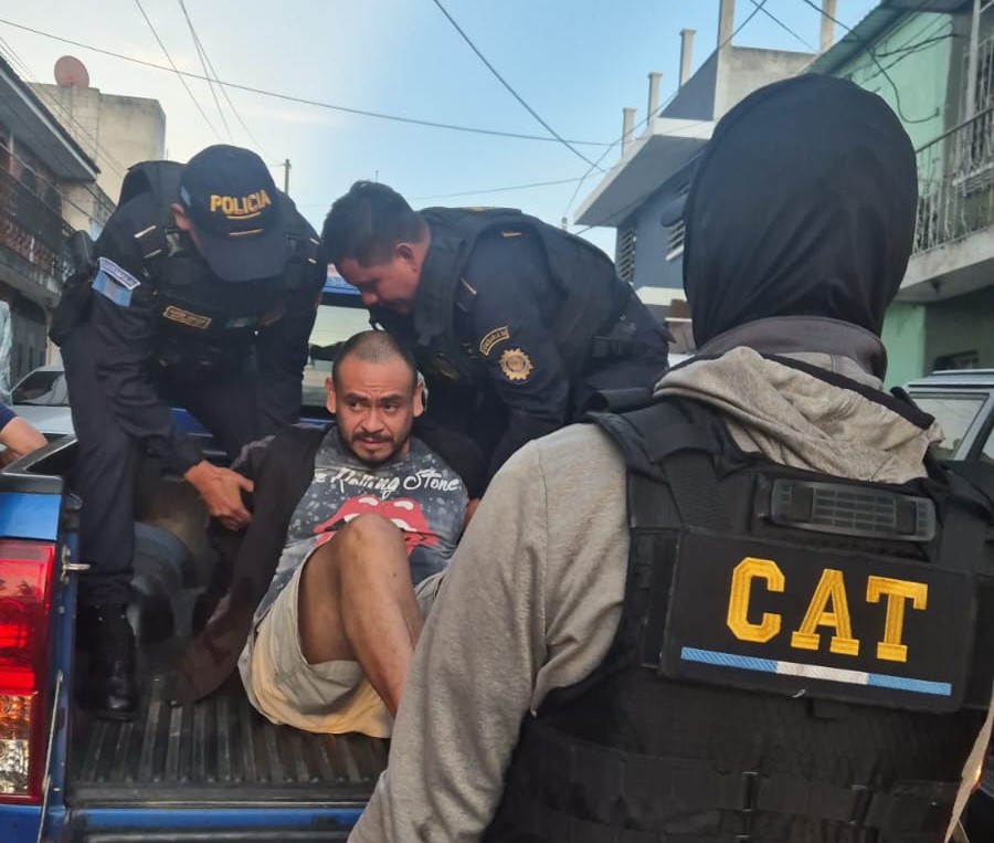 Agentes del CAT donducen a uno de las miembros de la clica Breake dance 33 capturados en la colonia La Reinita, zona 6.