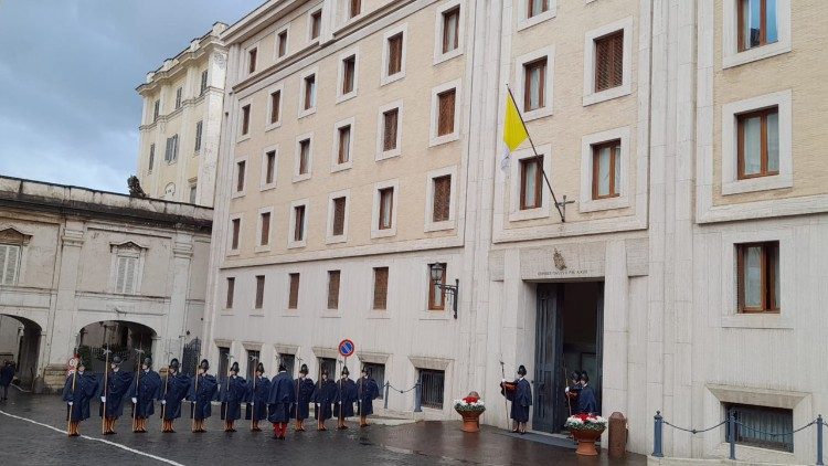 Entrada de la Casa Santa Marta, residencia del papa Francisco.