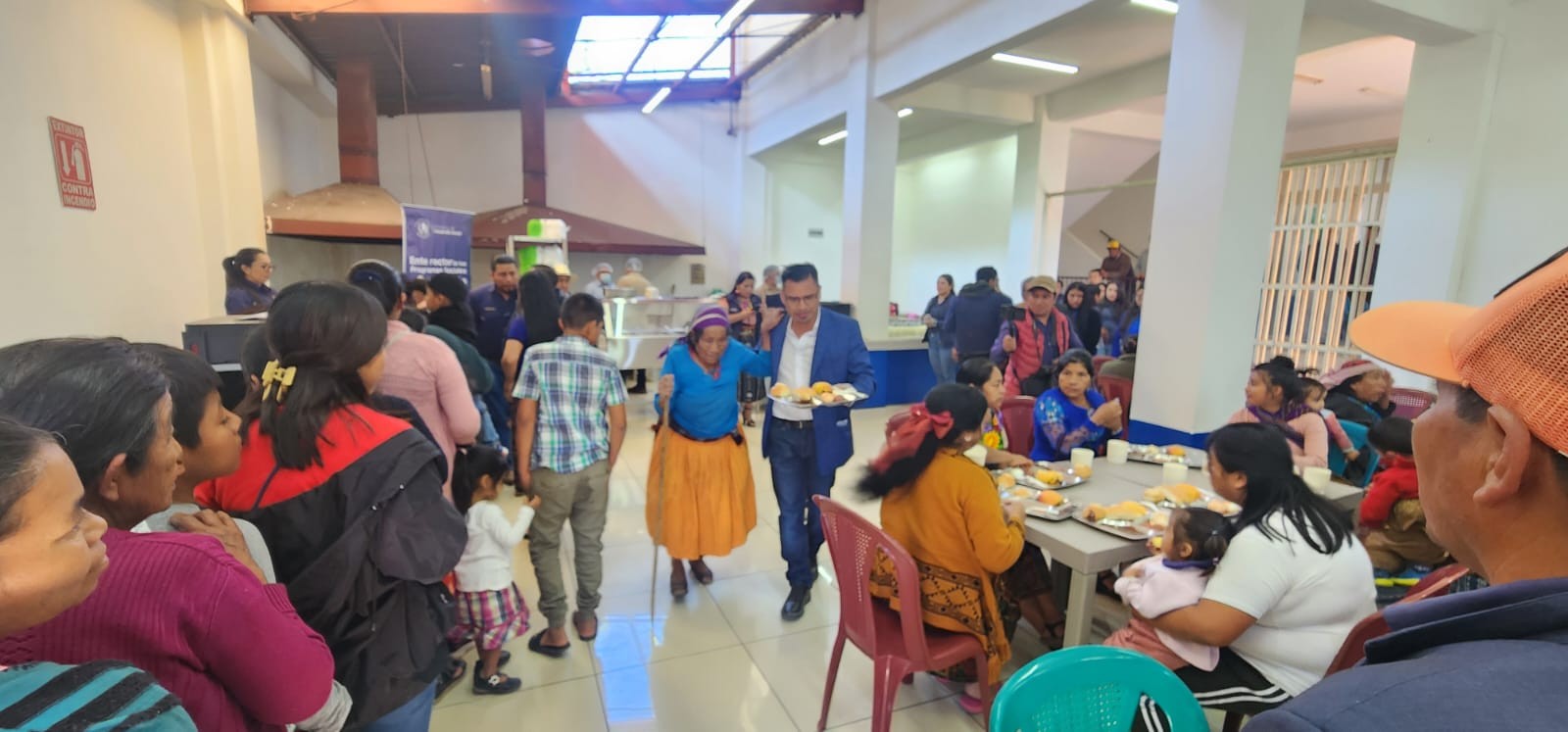 Comensales reciben alimentos en uno de los comedores sociales habilitados en San Marcos.