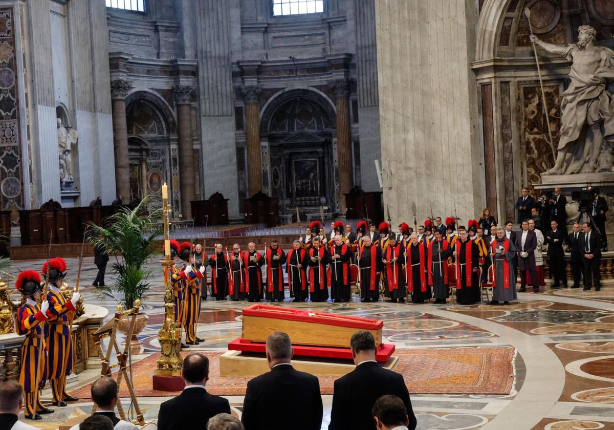 Capilla ardiente del papa Francisco, en la basílica de San Pedro. / Foto: Diario Sur.