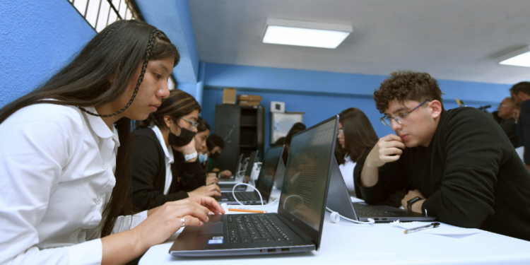 Becas de inglés para el trabajo del Mineduc están dirigidas a jóvenes, adultos, personas retornadas y migrantes