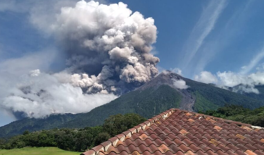 Localizan a dos turistas extraviados en el volcán Santa María. /Foto: Conred.