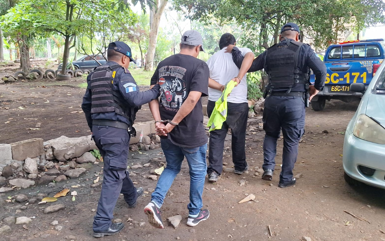 PNC recupera camión robado en Escuintla y captura a dos sospechosos