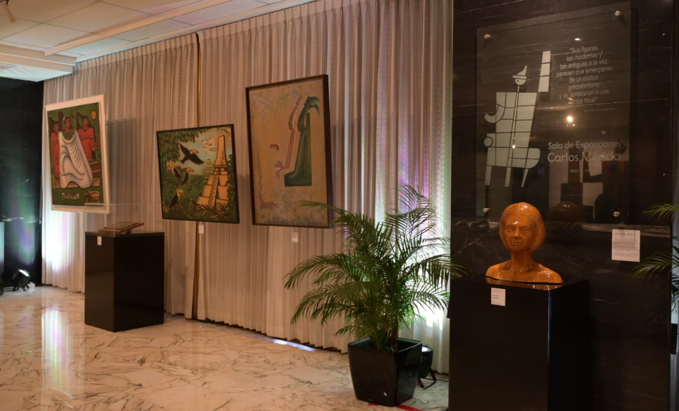 Vista la exposición artística “Exponentes de la plástica guatemalteca del Centro Cívico”