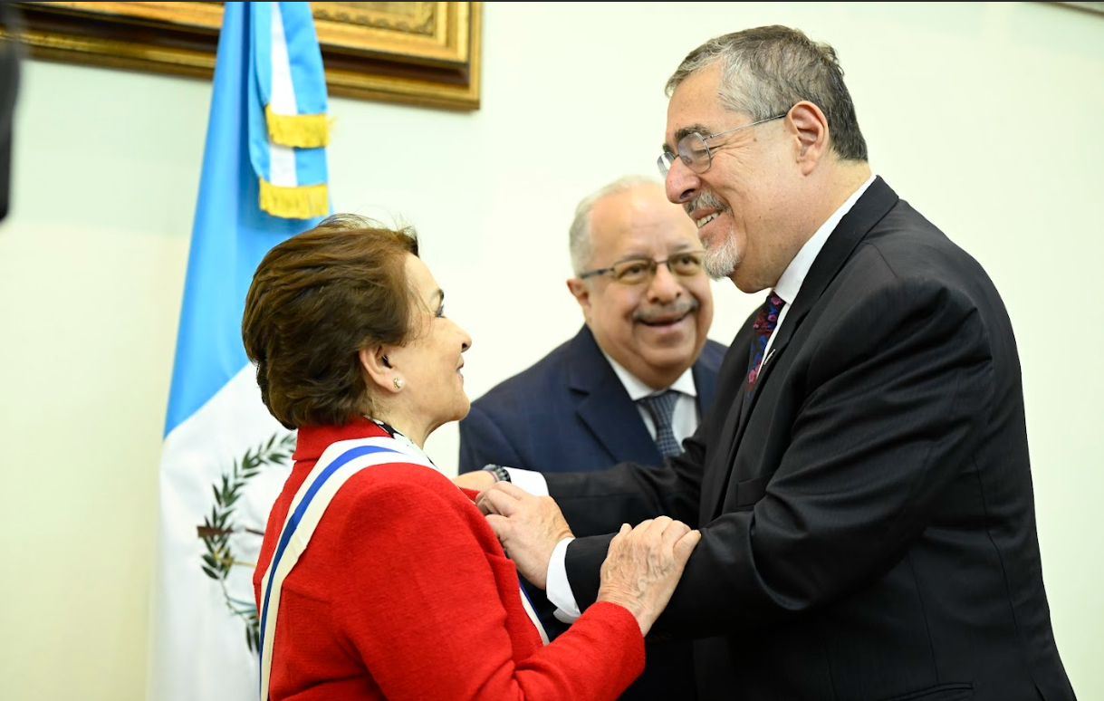 Presidente entrega condecoración a Maritza Ruiz de Vielman