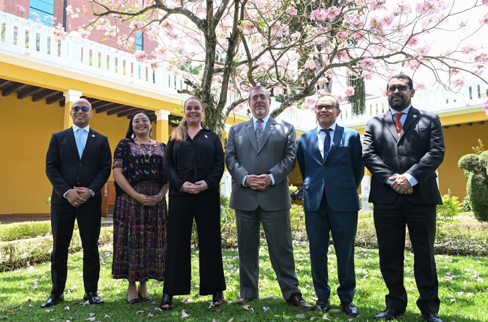 Presidente Arévalo visitó el Ministerio de Educación para supervisar la ejecución de sus programas. (Foto: Byron de la Cruz)