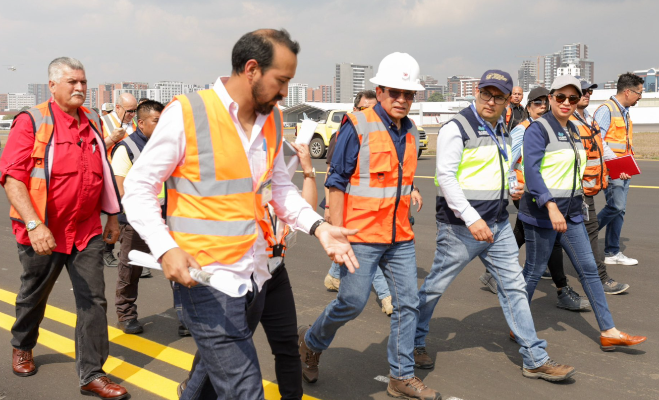 Ministro del CIV supervisa trabajos en pista de taxeo del AILA. /Foto: CIV.