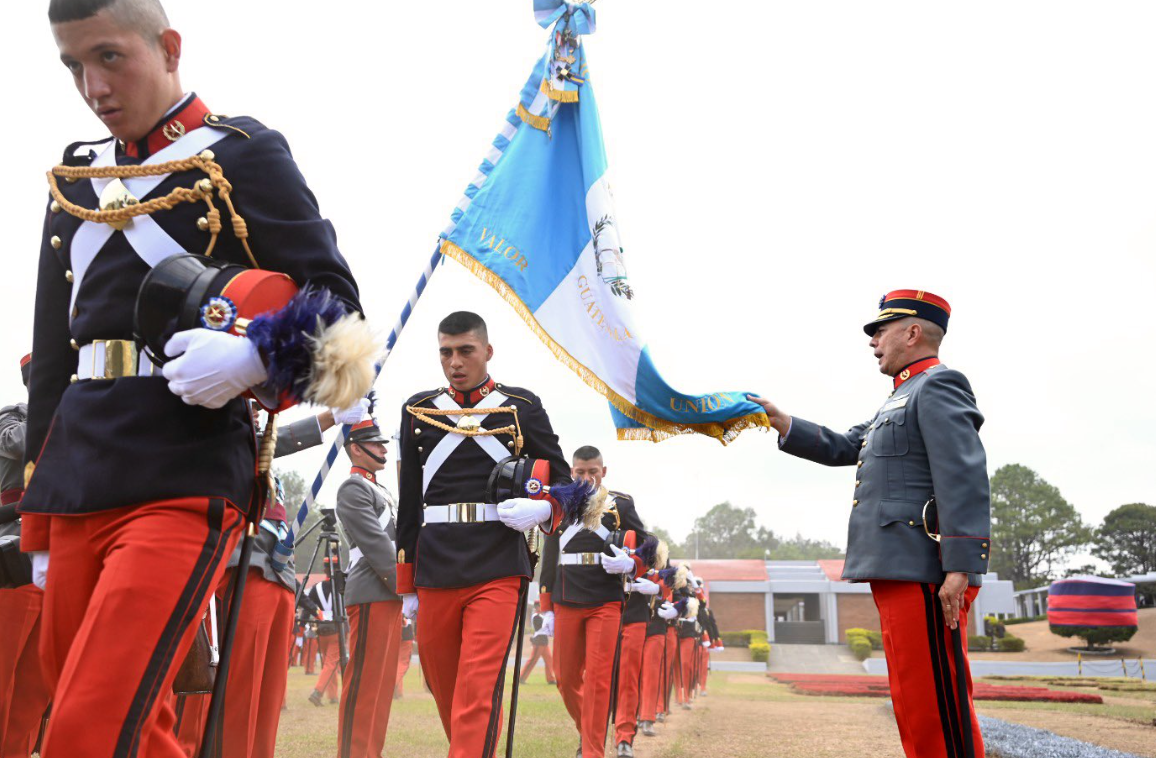 Condecoran a 38 cadetes con el Espadín. /Foto: Ejército de Guatemala.