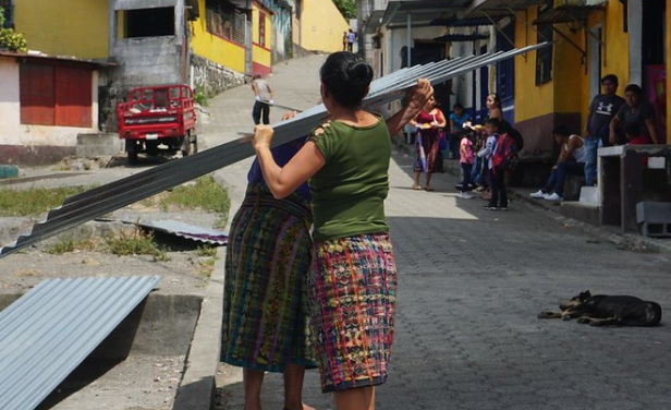 Comunidad sololateca es beneficiada por Fodes con entrega de insumos. /Foto: Mides.