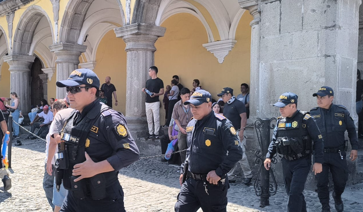 Acompañamiento policial en un evento de fe y tradición. / Foto: Mingob