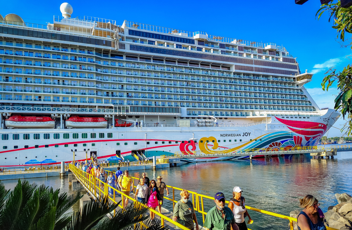 Más de 3 mil turistas arribaron a puerto Quetzal en el crucero Norwegian Joy