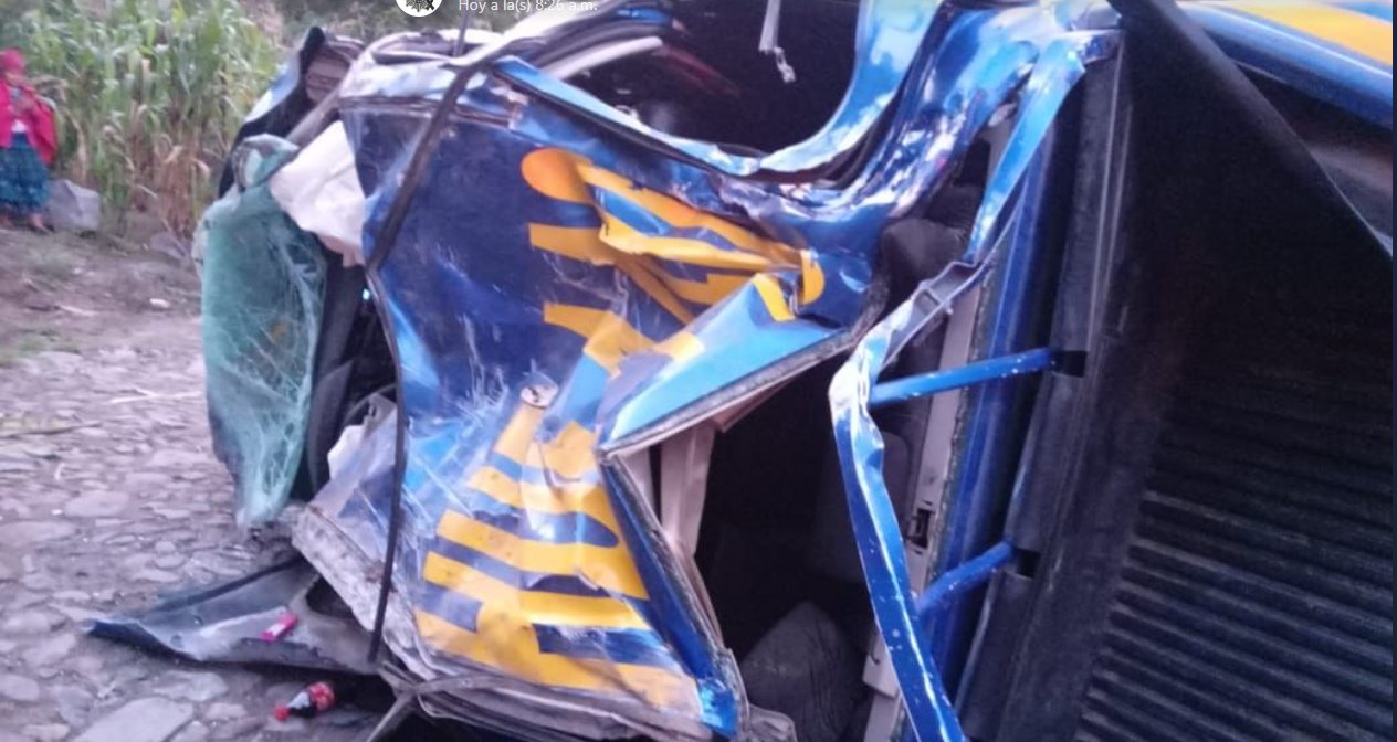 Al lugar acudieron de inmediato cuerpos de socorro, quienes brindaron asistencia a los heridos y realizaron el rescate de los fallecidos. / Foto: PNC