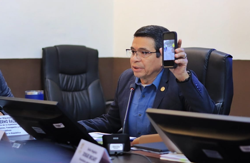 Ministro de Comunicaciones aclara situación de avales de Caminos y estado de proyectos de infraestructura./Foto: CIV.