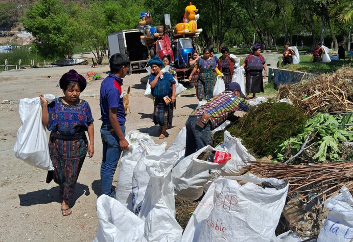 Realizaron jornadas de limpieza en las orillas del lago Atitlán. (Foto: Marn)