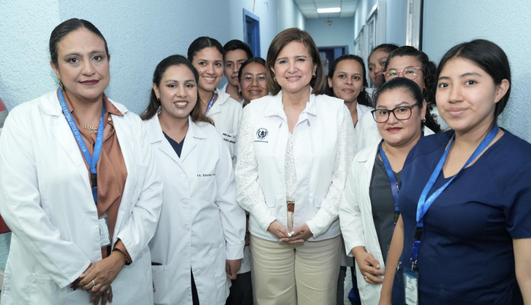 La vicepresidenta supervisó el Hospital Regional de Escuintla. (Foto: Vicepresidencia)