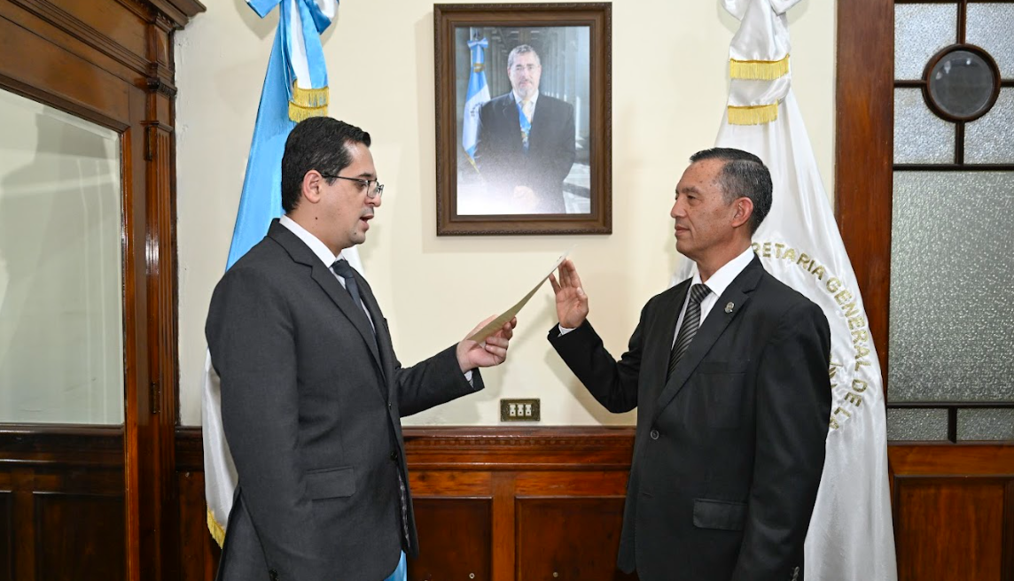 Juan Gerardo Guerrero juramenta al nuevo secretario de SAAS