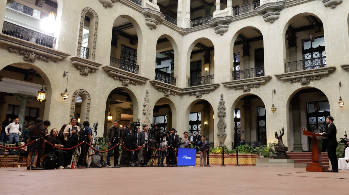 en la Conferencia de prensa el secretario Palomo se pronuncia contra la agresión a periodistas.