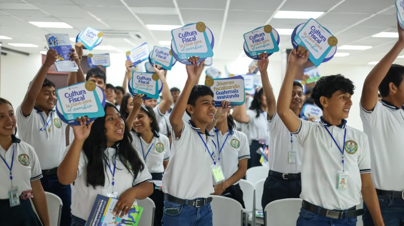 Más de 150 estudiantes de diversificado participaron en el taller de cultura fiscal