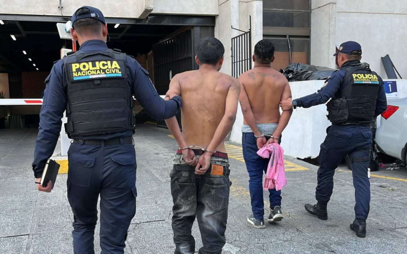 Capturan a dos hombres cuando asaltaban un autobús en zona 8