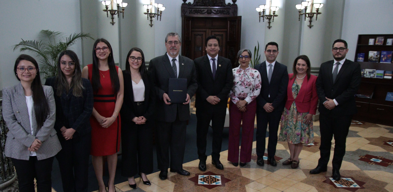 Presidente recibe compilación de los Códigos de Ética de las instituciones del Ejecutivo