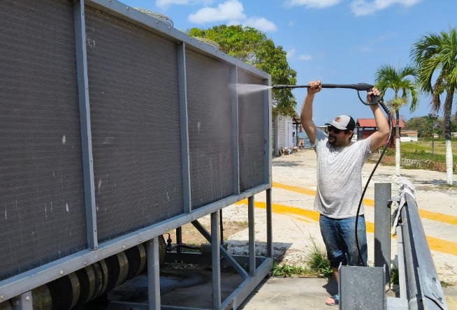 DGAC ejecuta labores de pintura en el Aeropuerto Internacional Mundo Maya./Foto: DGAC.