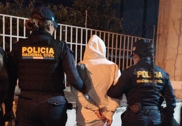Detienen a mujer que intentaba ingresar dinero oculto a prisión de mujeres