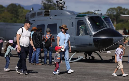 FAG abre sus puertas con exhibición de aeronaves y show de paracaidismo