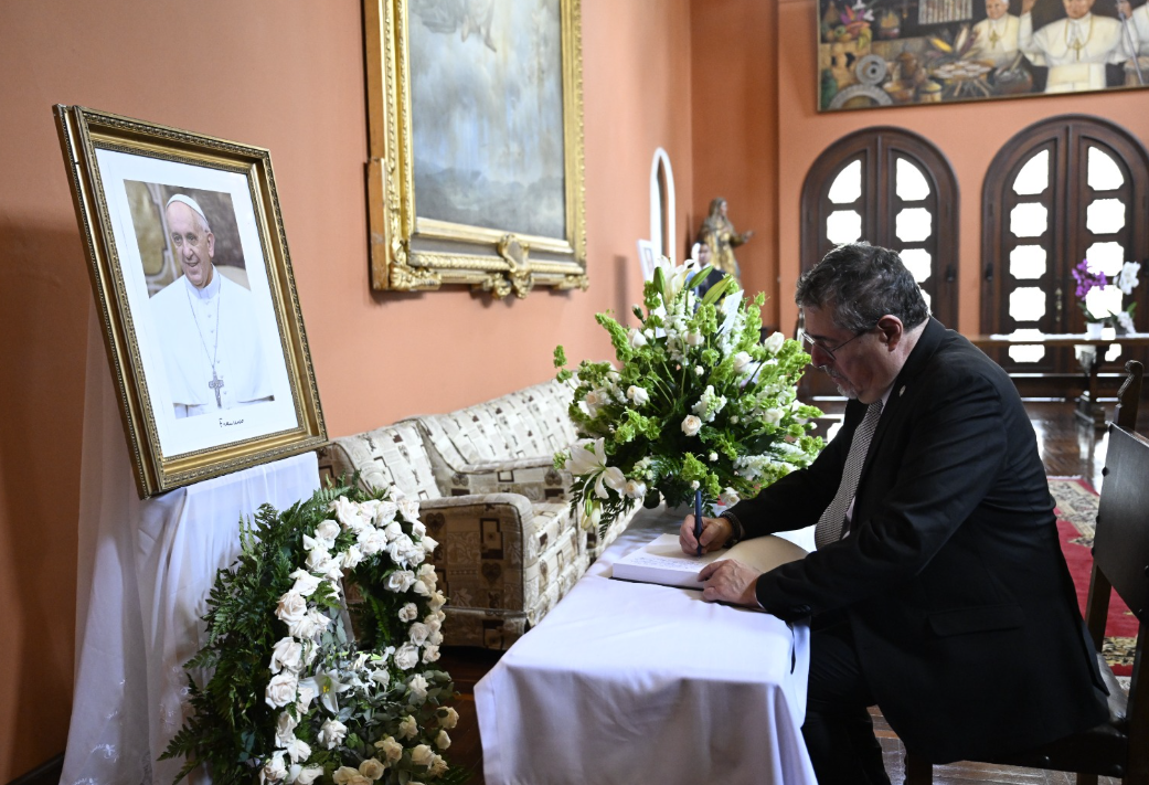 Presidente Bernardo Arévalo firmó libro de condolencias por la muerte del Papa Francisco. (Foto: Byron de la Cruz)
