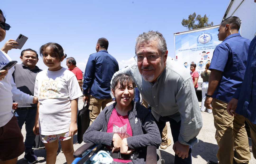 Presidente Bernardo Arévalo supervisa feria de la salud en la Fuerza Aérea