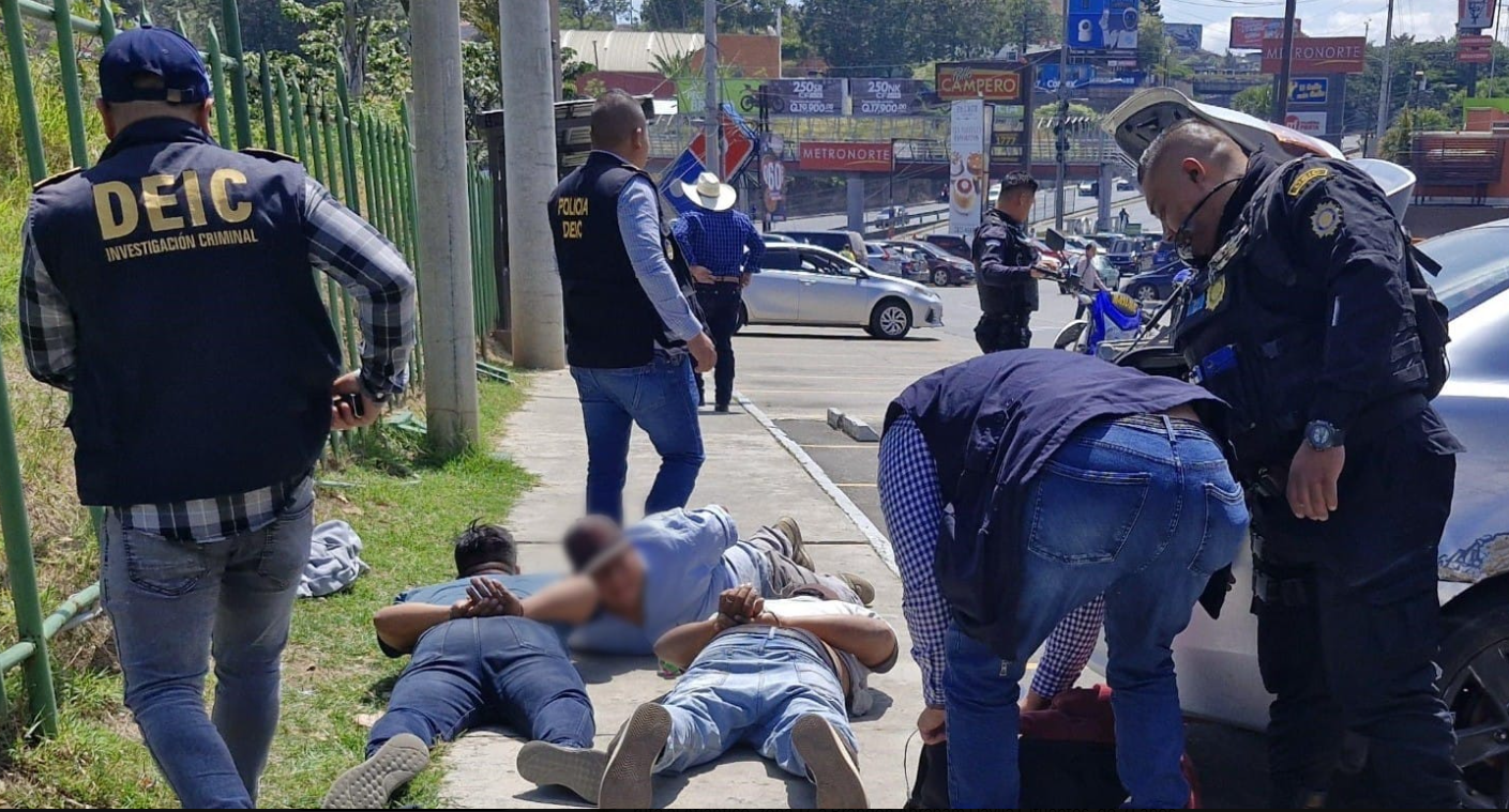 Capturan a tres integrantes de banda de estafadores que vendía en Marketplace vehículo robado