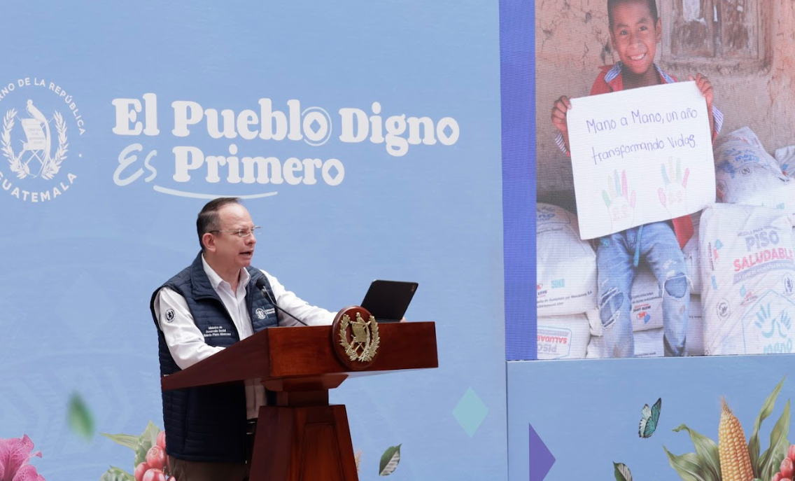 Más de 9 mil viviendas de piso de tierra beneficiadas con uno de cemento mediante Mano a Mano