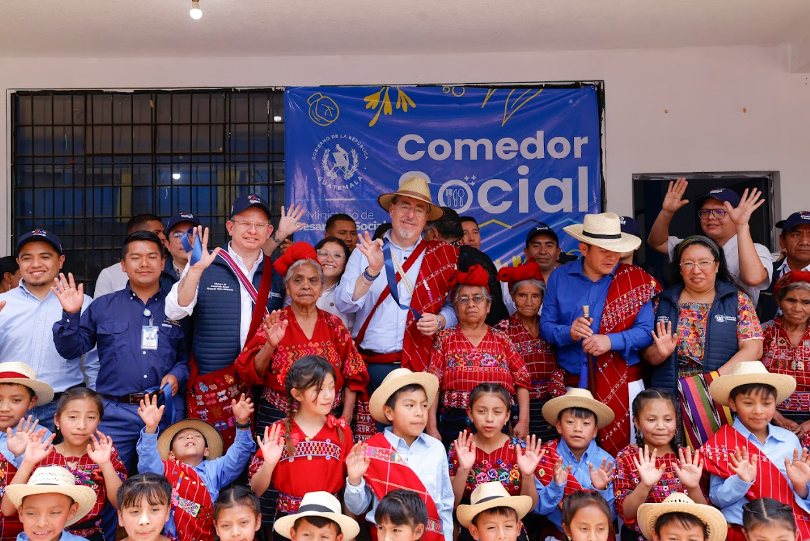 Presidente junto a beneficiarios del nuevo comedor social. / Foto: Gilber García.