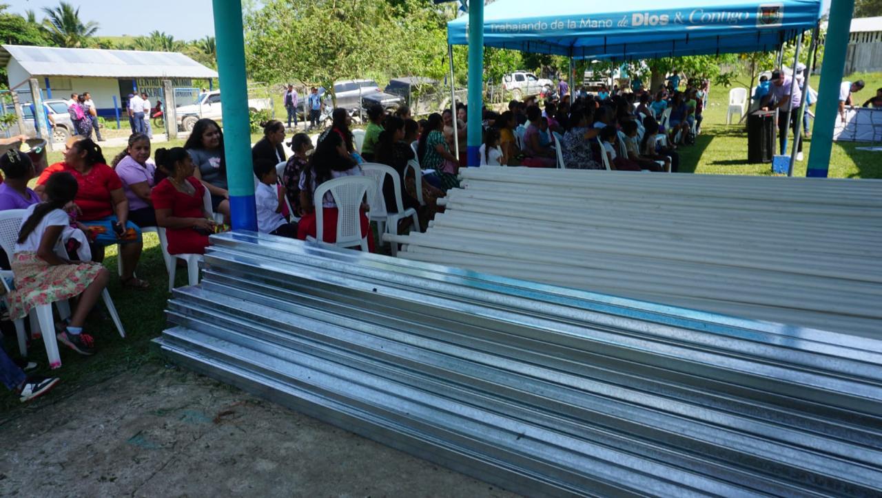 Pobladores de El Rondón, Melchor de Mencos, Petén, se beneficiaron con la entrega de tubería y kits de techo mínimo por parte del Fodes.
