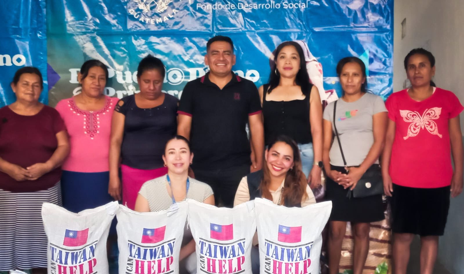 Personal del Fodes posan con beneficiados con entrega de arroz en Suchitepéquez.