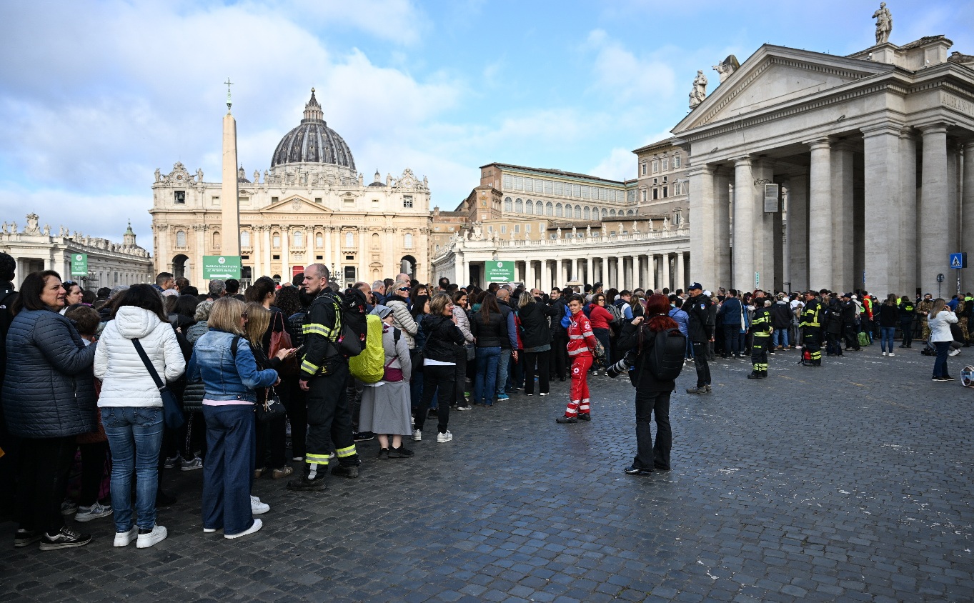Unas 250 mil personas se calcula que acudieron a dar el último adión al papa Francisco en el la basílica de San Pedro.