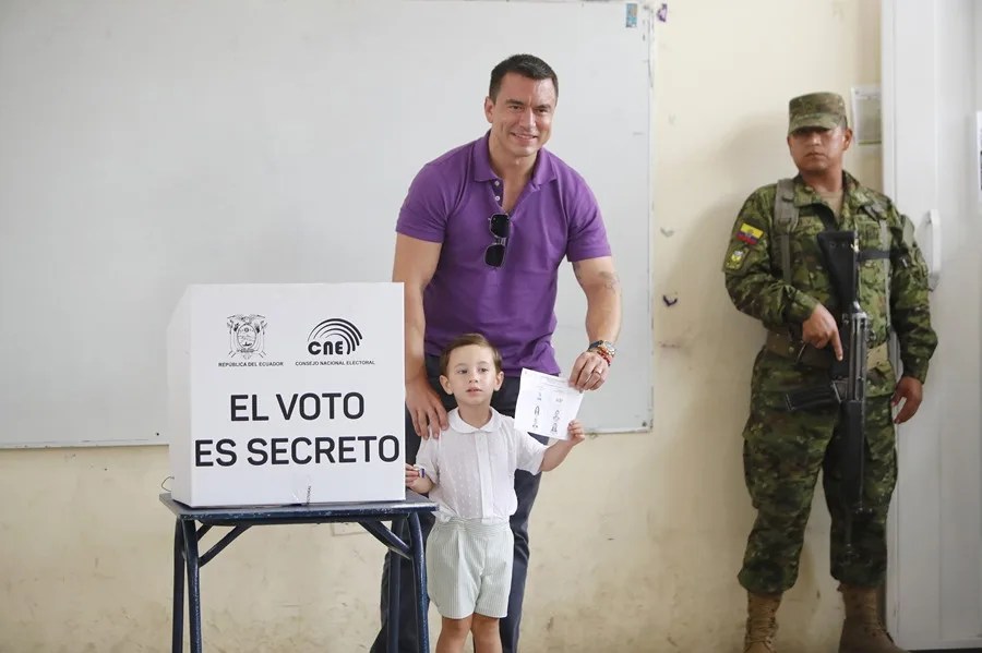Presidente felicita al pueblo ecuatoriano y extiende felicidades al presidente Daniel Noboa
