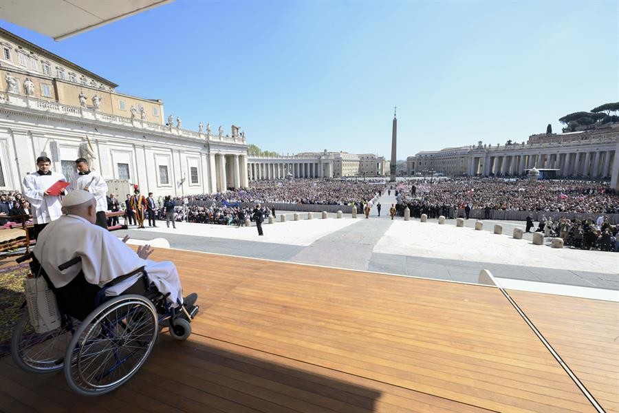 El papa Francisco reapareció en la Plaza de San Pedro durante su convalecencia. / Foto: EFE.