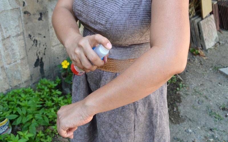 El uso de repelentes ayuda a alejar al mosquito transmisor de la malaria. / Foto: MSPAS.